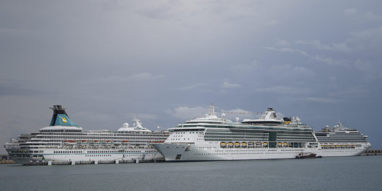 Tarragona acoge, por primera vez, a tres cruceros de forma simultánea en el muelle Baleares