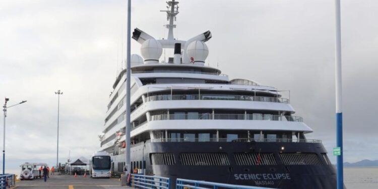 Temporada de cruceros de lujo inicia en Quepos con llegada de megayate de $250 millones