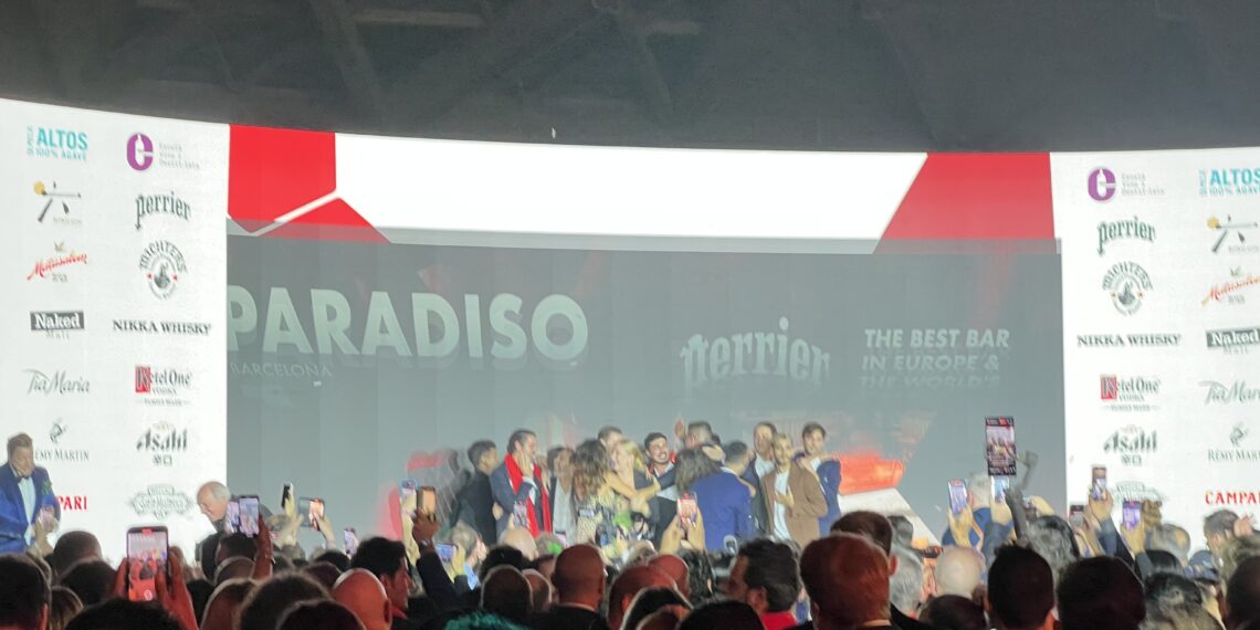 Momento en el que los ganadores de Paradiso Barcelona han subido a recoger su galardón como mejor bar del mundo, según 50 Best Bars.