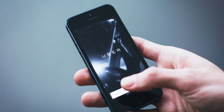Uber: La compañía implementará anuncios durante viajes de los usuarios para que sean más baratos