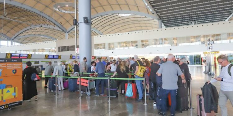 El aeropuerto de Alicante-Elche resiste la presión y moverá 5,5 millones de turistas este invierno