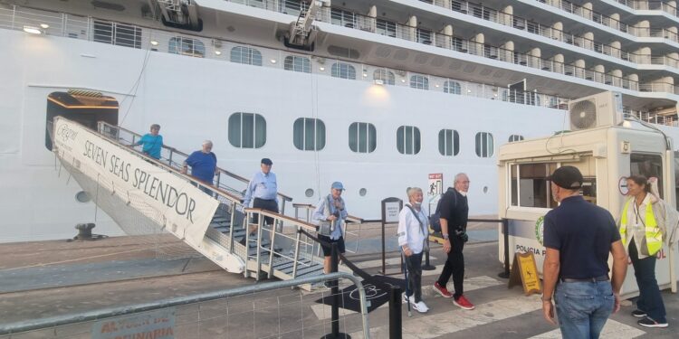 Un crucero, con más de 1.800 pasajeros, ha abierto la temporada de otoño en el Puerto de Almería