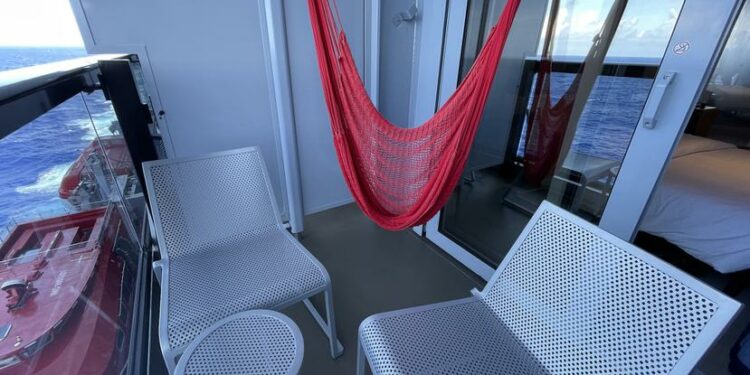 La icónica hamaca roja en las cabinas con balcón Scarlet Lady, de Virgin Voyages.