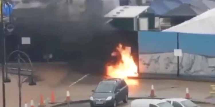 Un terrorista lanza bombas incendiarias en un centro de inmigración británico