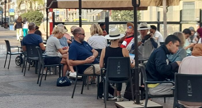 Una Melilla muy animada sorprende a los más de 1.700 cruceristas del ‘Riviera’ durante su paso por la ciudad