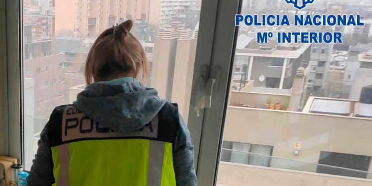 Una Policía Nacional evita que una mujer se lance al vacío desde un quinto piso en Barcelona