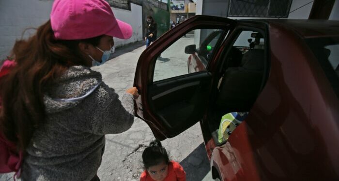 Vehículos informales solucionan el servicio de transporte en barrios de Quito