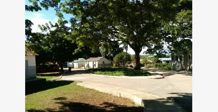 Sin embargo, lo atávico todavía marca territorio.  En la localidad de Tábara Arriba, Azua, fui testigo de una conversación sobre peleas de gallos  cuyo final estuvo cerca del mediodía. Dos hombres con puñales en el cinto conversaban bajo la sombra de los árboles.