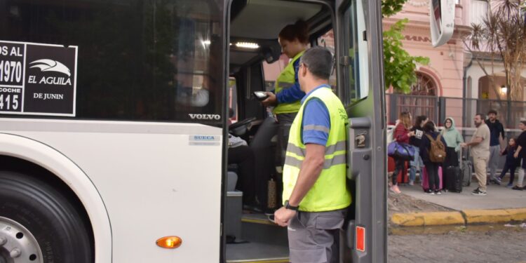 Viajes de egresados: recomendaciones de la CNRT para un transporte seguro