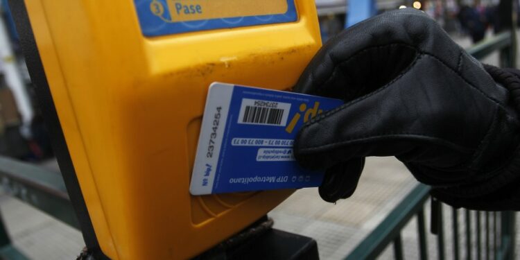 Viajes ilimitados y pago mensual: Parlamentarios proponen tarifa única para el transporte a nivel nacional