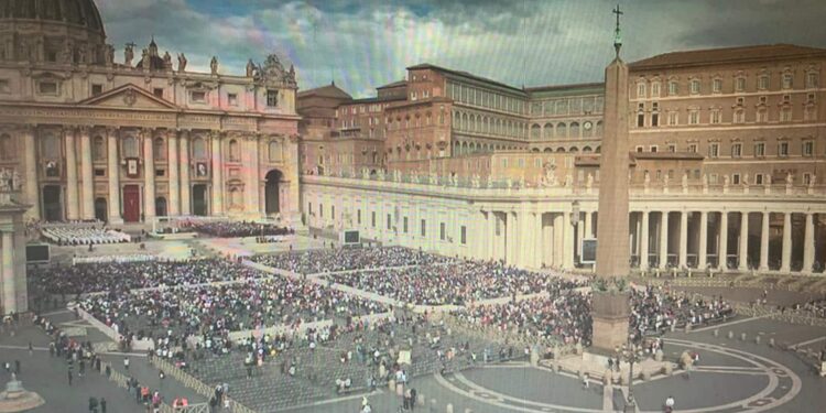 Viajes laicos del Papa Francisco, hacía una santidad menos católica, prólogos y libros, el trasfondo de Vatileaks, el Padre Pío.