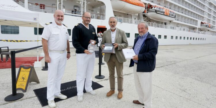 Vilagarca recibe por primera vez un crucero con un millar de pasajeros a bordo