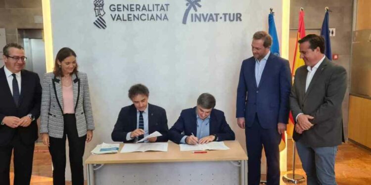 Momento de la firma del convenio de colaboración, este lunes.