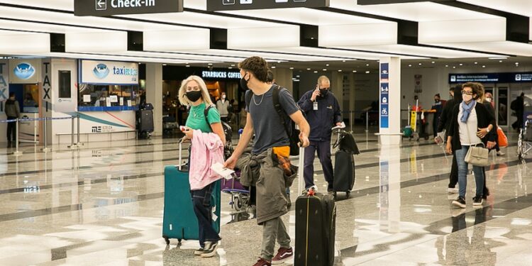 los viajes al exterior son más caros desde hoy, cómo se pueden pagar