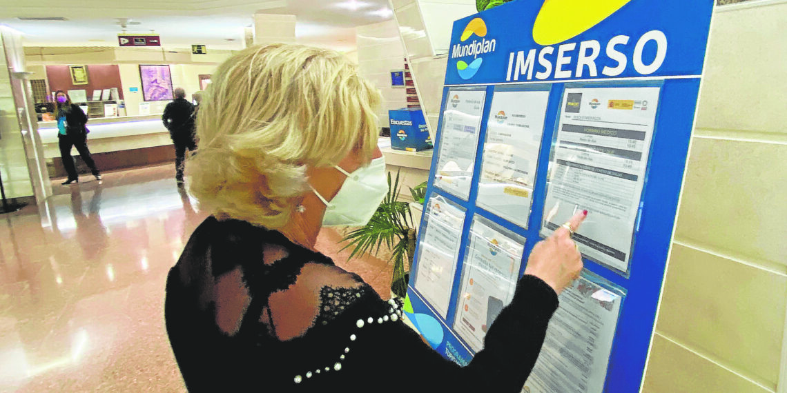 Viajeros del Imserso bailando en un hotel de Málaga durante uno de los programas