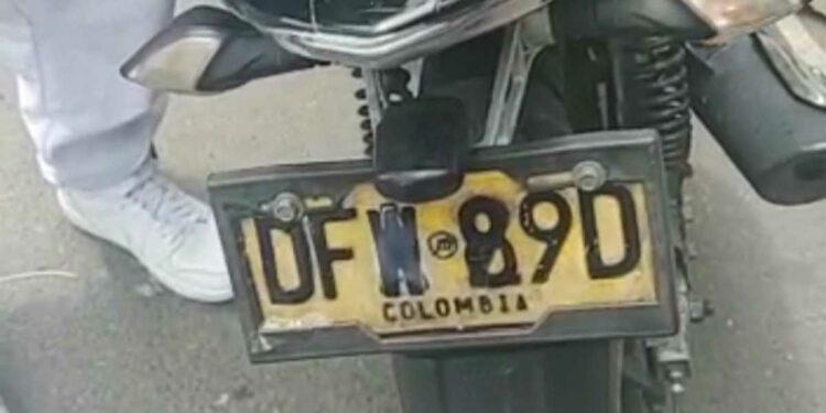 un motociclista fue sorprendido tras cambiar la placa por calcomanías en Medellín