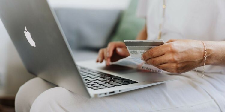 ¿Te conviene comprar vuelos baratos con tarjeta de crédito?