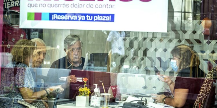 Varias personas mayores piden información en una agencia de viajes adherida al programa del Imserso.