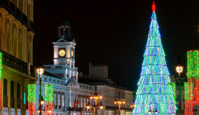 El Árbol de Navidad de la Puerta del Sol es uno de los más característicos y fotografiados de la ciudad