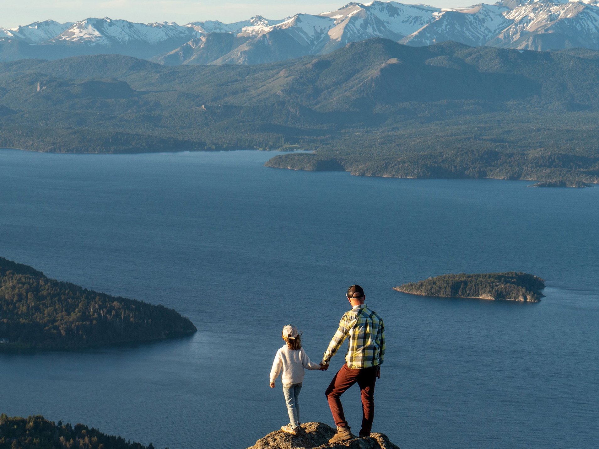 También se pueden encontrar buenas oportunidades para viajar a destinos nacionales como Bariloche, entre muchos otros