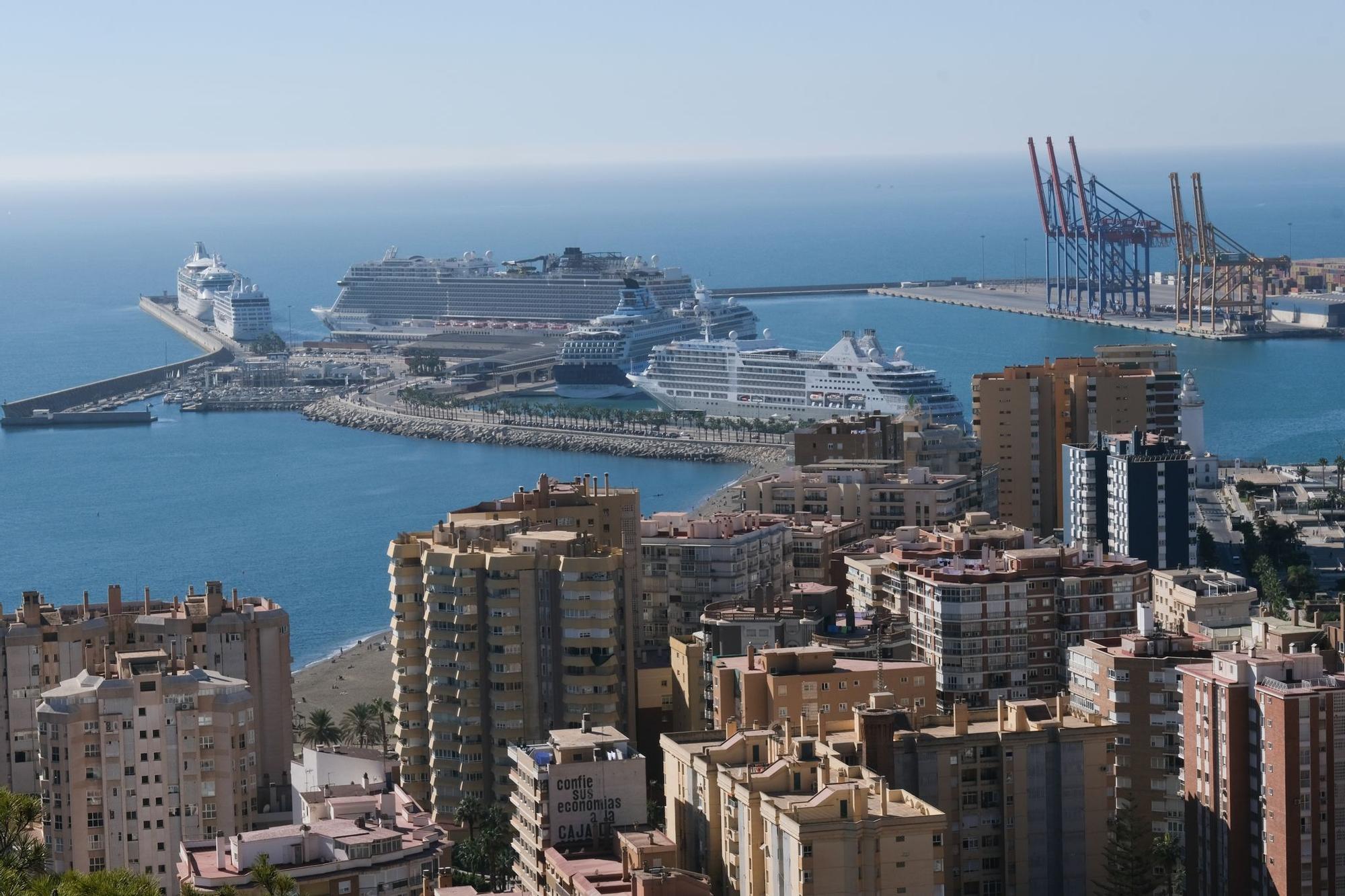 Varios cruceros coinciden atracados en el puerto de Málaga