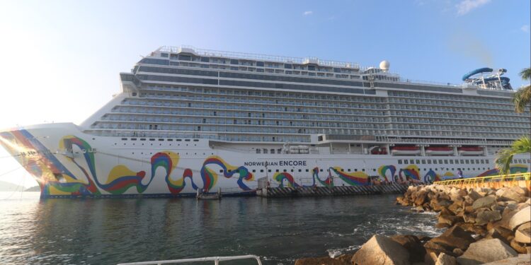 Recibe la alcaldesa a pasajeros del crucero Norwegian Encore