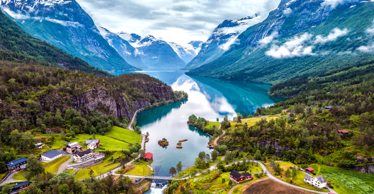Te maravillaras con las vistas naturales de los Fiordos Noruegos (AdobeStock)