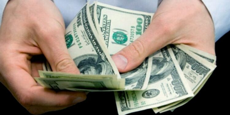 Efecto "dólar Qatar": cayó el gasto en viajes al exterior