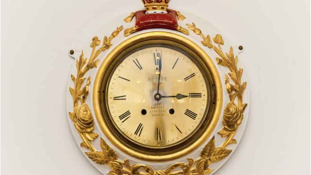 Los relojes del yate real marcan la hora a la que Isabel II bajó del barco por última vez.