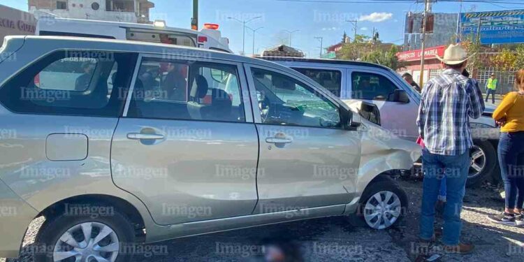Por no respetar la luz del semáforo, chocan en el crucero Jerez-Valparaíso