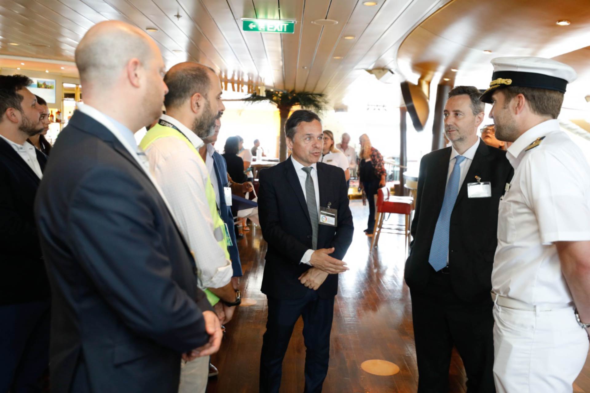 El secretario de Transporte de la Nación, Diego Giuliano, el subsecretario de Puertos, Vías Navegables y Marina Mercante Patricio Hogan, y el titular de la Administración General de Puertos (AGP), José Beni, recibieron a los viajeros y la tripulación en el Puerto de Buenos Aires