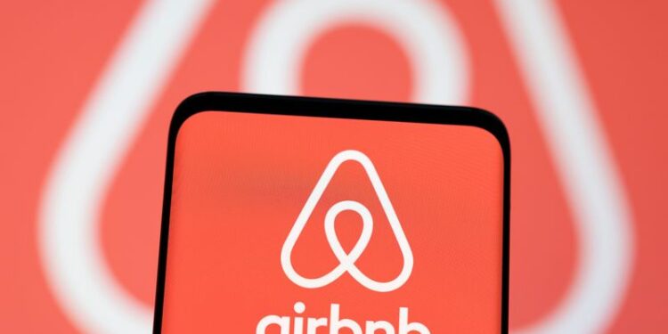 FOTO DE ARCHIVO. Imagen de ilustración del logo de Airbnb en un teléfono móvil. 3 de mayo de 2022. REUTERS/Dado Ruvic