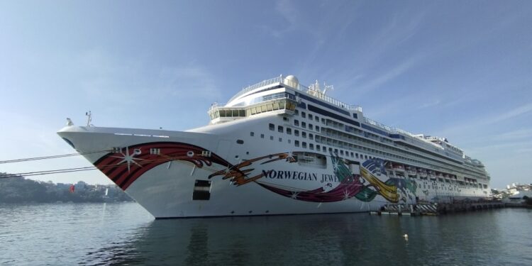 Llega el Norwegian Jewel, quinto crucero de la temporada, con 2 mil personas a bordo