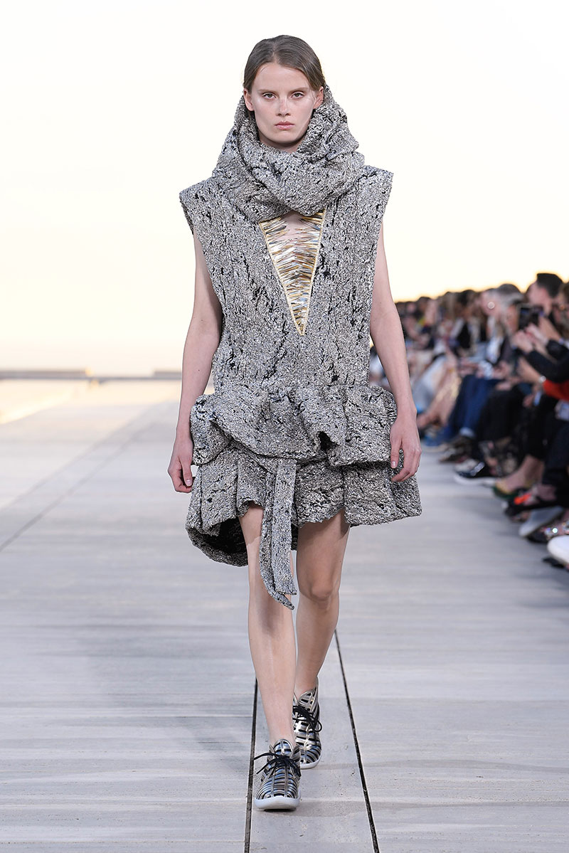 Louis Vuitton Cruise 23: futurismo en el desierto