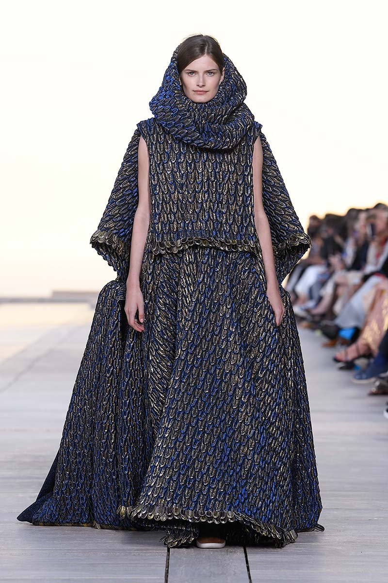 Louis Vuitton Cruise 23: futurismo en el desierto