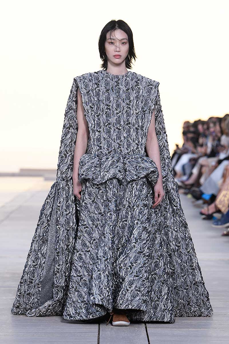 Louis Vuitton Cruise 23: futurismo en el desierto