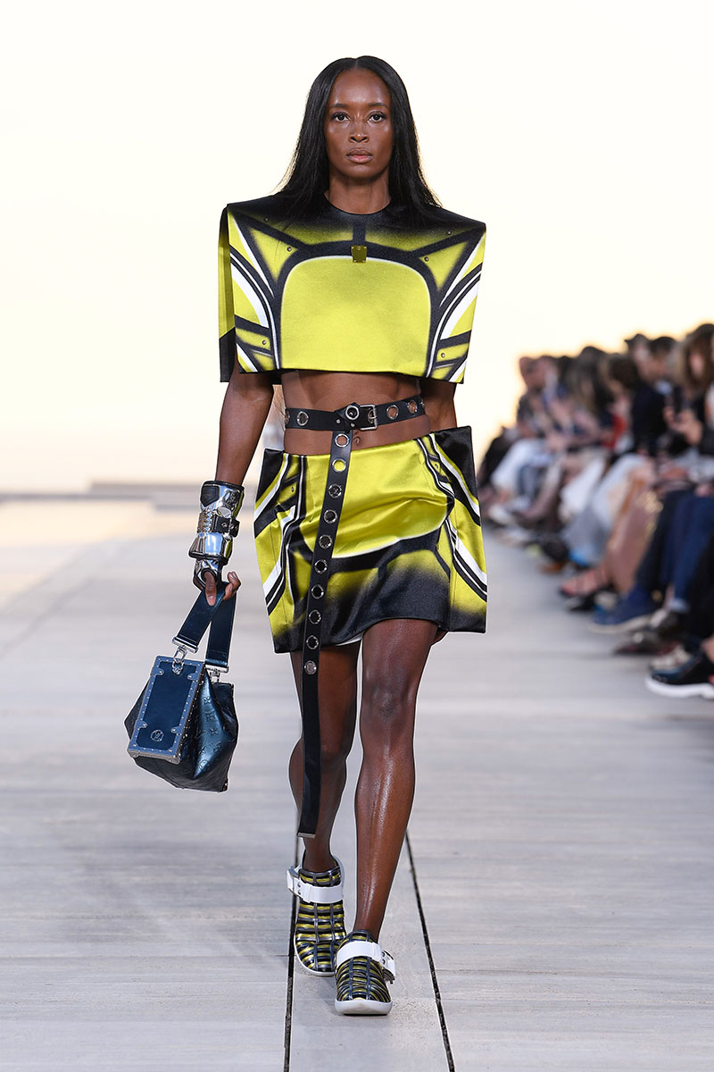Louis Vuitton Cruise 23: futurismo en el desierto