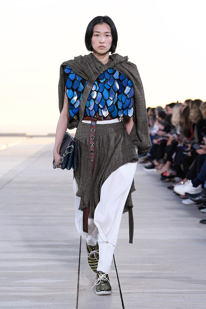 Louis Vuitton Cruise 23: futurismo en el desierto