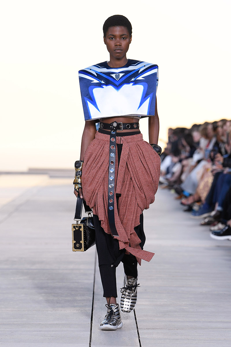 Louis Vuitton Cruise 23: futurismo en el desierto