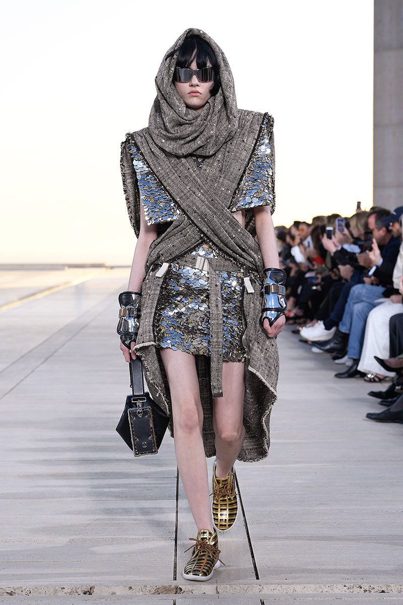 Louis Vuitton Cruise 23: futurismo en el desierto