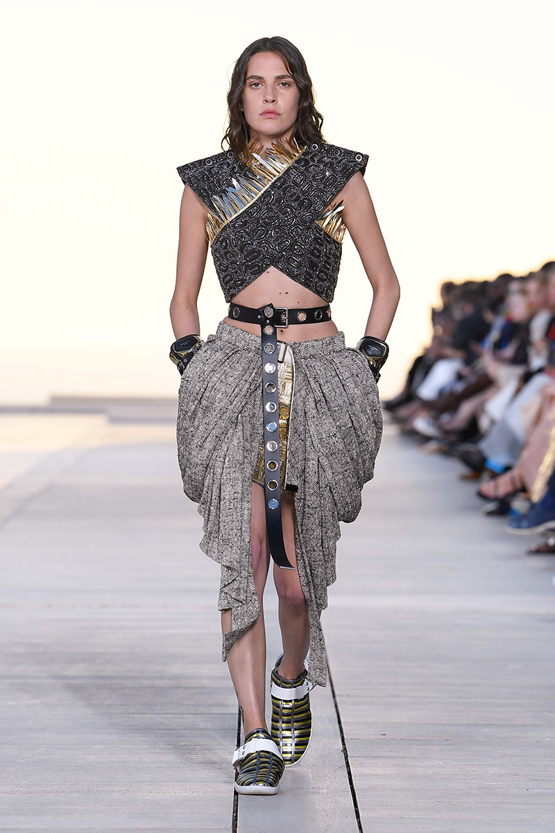 Louis Vuitton Cruise 23: futurismo en el desierto