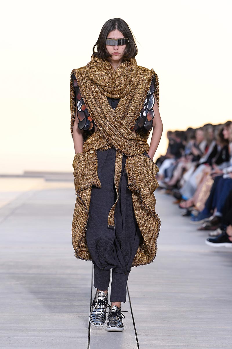 Louis Vuitton Cruise 23: futurismo en el desierto