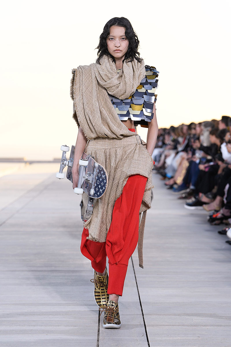 Louis Vuitton Cruise 23: futurismo en el desierto