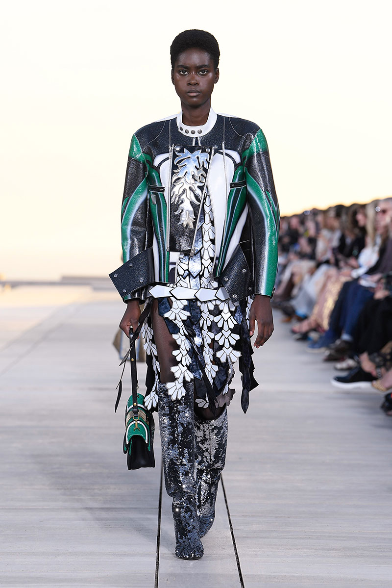 Louis Vuitton Cruise 23: futurismo en el desierto