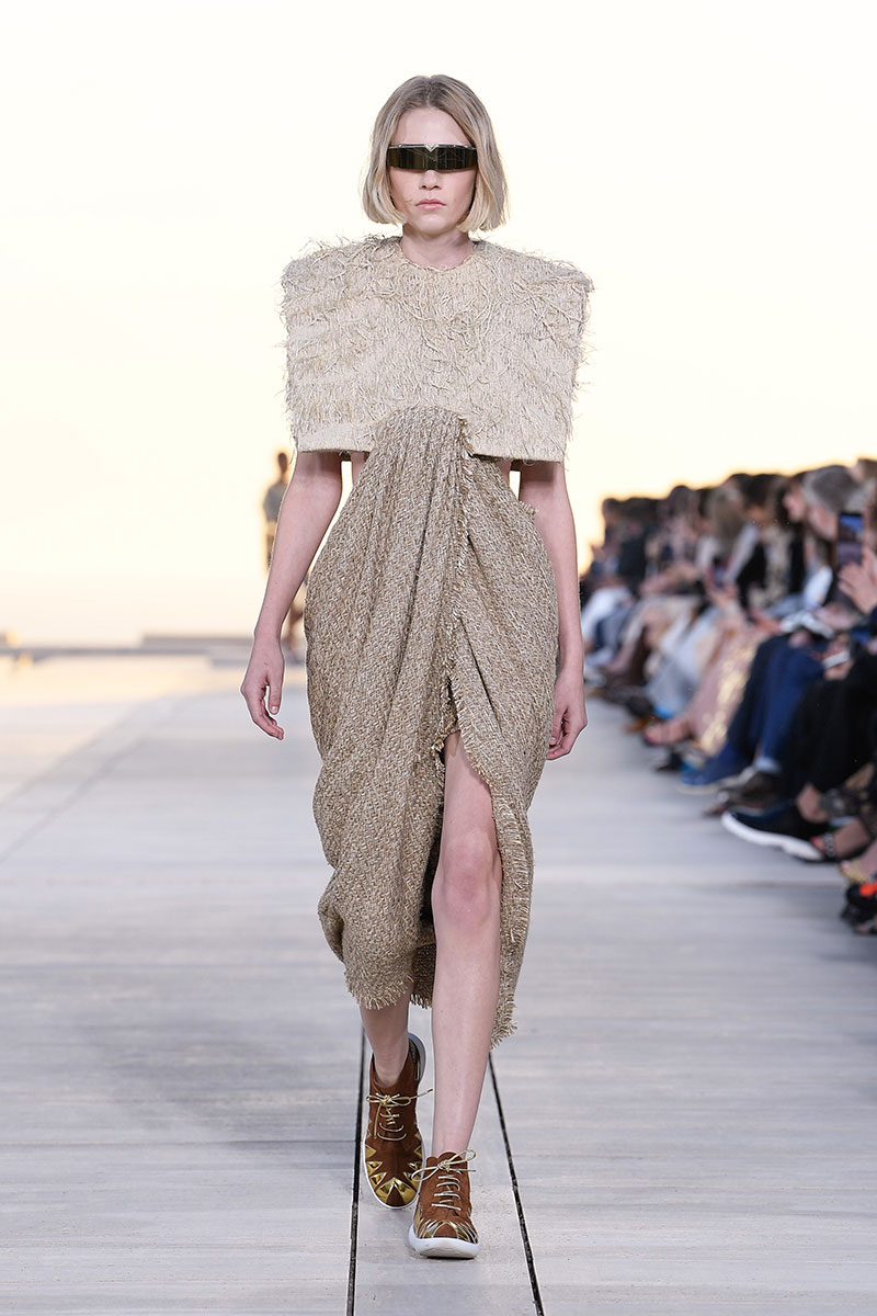 Louis Vuitton Cruise 23: futurismo en el desierto