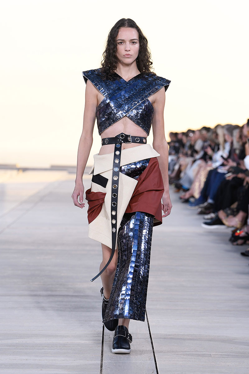 Louis Vuitton Cruise 23: futurismo en el desierto
