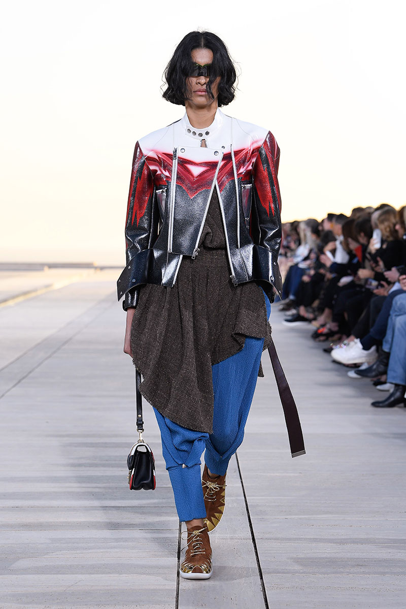 Louis Vuitton Cruise 23: futurismo en el desierto