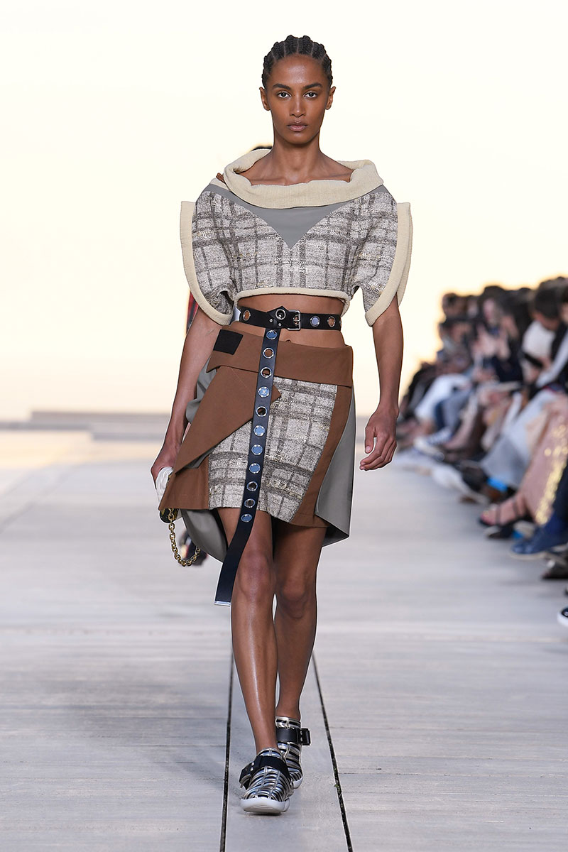 Louis Vuitton Cruise 23: futurismo en el desierto