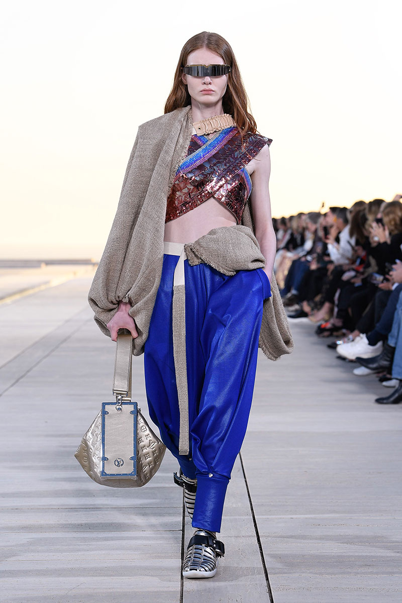 Louis Vuitton Cruise 23: futurismo en el desierto