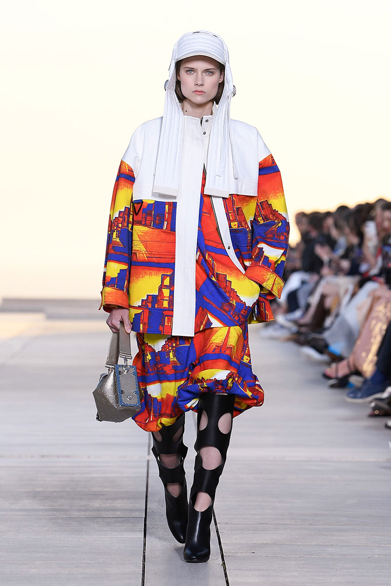 Louis Vuitton Cruise 23: futurismo en el desierto